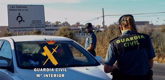 Agentes de la Guardia Civil durante un control de tráfico