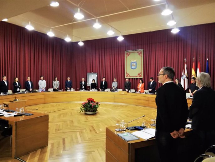 Todos los concejales de Logroño guardan un minuto de silencio tras leerse en el pleno una Declaración Institucional contra la Violencia machista.