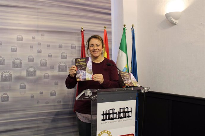 La concejala Ana Aragoneses con el programa de actividades