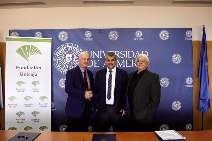 El responsable de Publicaciones y Premios de la Fundación Unicaja, Francisco Cañadas; el rector de la Universidad de Almería, Carmelo Rodríguez; y el catedrático honorario de la Universidad de Almería, Fernando Fernández