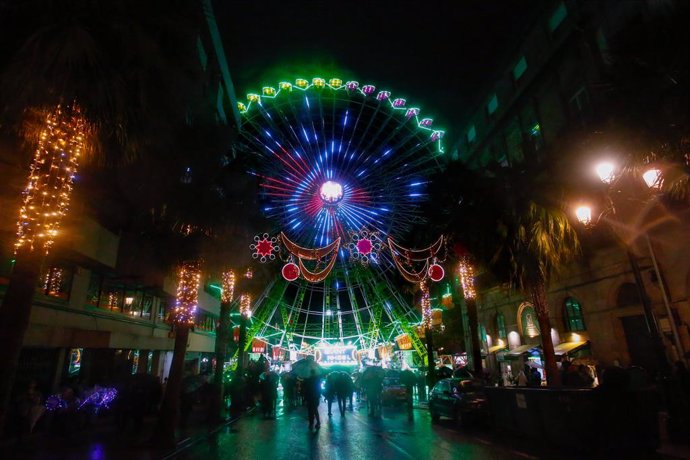 Vigo inaugura una noria navideña iluminada con luces de colores, en Vigo, a 27 de noviembre de 2019.