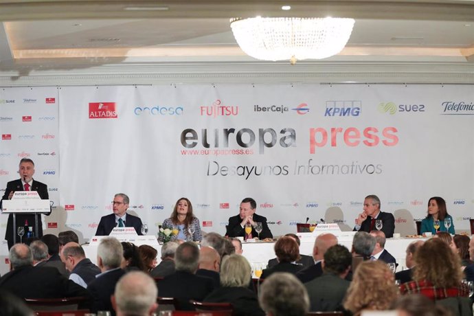 El presidente de Canarias, Ángel Víctor Torres (1i) durante su intervención en un Desayuno Informativo de Europa Press ,en el Hotel Villa Magna, en Madrid (España), a 5 de diciembre de 2019.