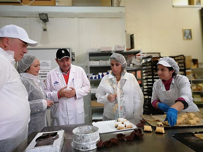 Susana Díaz (2 dcha.) y Antonio Ruiz (izda.) en la visita a Galleros Artesanos, en Rute (Córdoba).