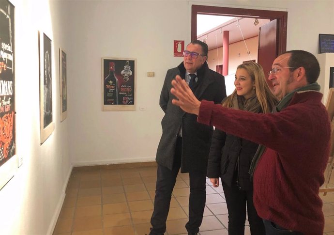 Manuel Moll presenta una colección de dibujos a tiza sobre pizarra y elabora en vivo algunas obras para deleite de los visitantes.