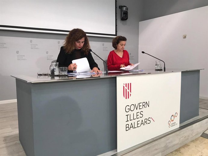 La consellera d'Assumptes Socials i Esports, Fina Santiago, i la portaveu del Govern, Pilar Costa, en roda de premsa