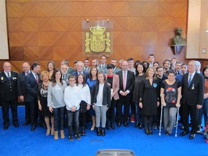 Autoridades y personas distinguidas en el acto de celebración del 41 aniversario de la Constitución, en Zaragoza.