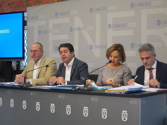El vicepresidente del Cabildo, Enrique Arriaga, el presidente, Pedro Martín y la consejera de Hacienda, Berta Pérez, en la presentación del presupuesto del próximo año