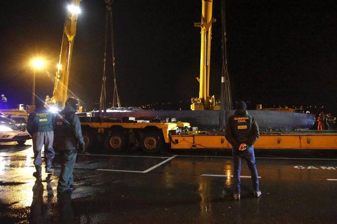 Agentes de la Guardia Civil junto a las dos grandes grúas que reflotaron el 'narcosubmarino' hundido a la entrada de la ría de Aldán, Cangas (Pontevedra)