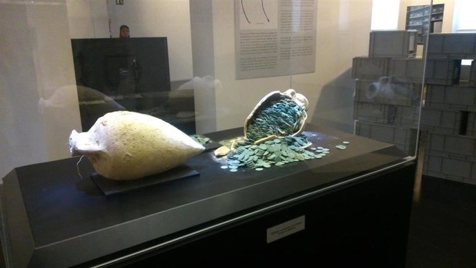 Ánforas y monedas del "tesoro" de Tomares