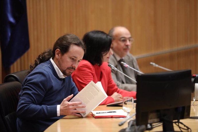 (I-D) El secretario general de Podemos, Pablo Iglesias; la periodista Lola García como moderadora y el periodista Enric Juliana durante el diálogo `Nudo España: un año después en el Congreso de los Diputados, en Madrid (España), a 5 de diciembre de 2019.