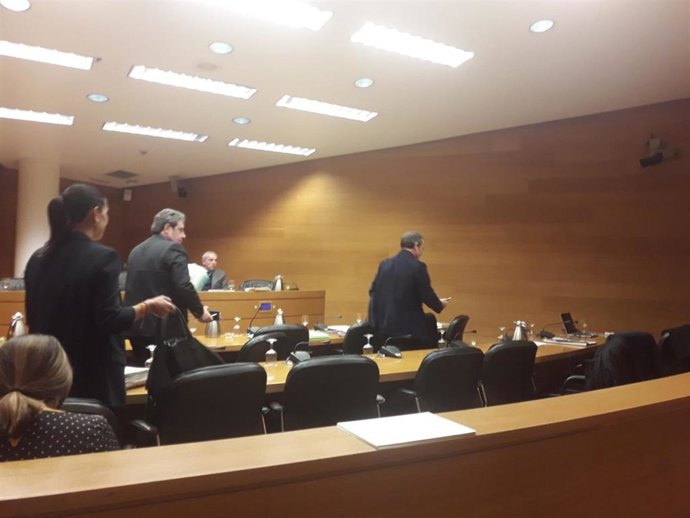 La oposición abandona la Comisión de Hacienda en Corts