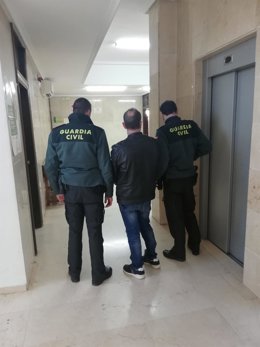 La Guardia Civil con uno de los dos detenidos