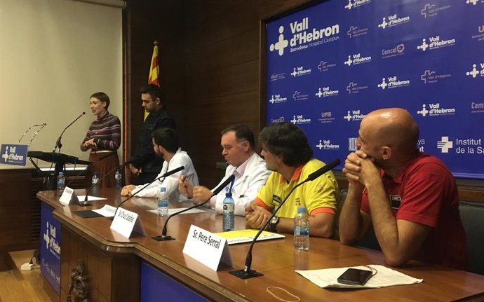 Audrey i el seu marit al costat dels responsables del rescat i equip mdic