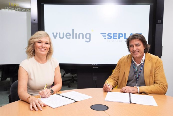 Franoise Barrard, subdirectora de Operaciones de Vueling, y Tristán González, jefe de la Sección Sindical SEPLA-Vueling