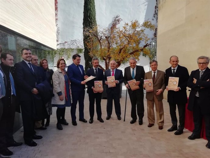 Bravo y Bellido (centro), con otras autoridades y responsables de 'Andalucía Económica'.