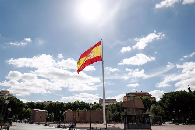 Plaza de Colón de Madrid, con la bandera de España en el centro.