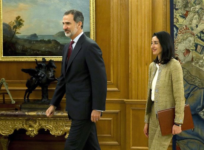 El rey Felipe VI y la nueva presidenta del Senado Pilar Llop, durante la audiencia hoy en el Palacio de La Zarzuela, quien le ha comunicado oficialmente la constitución de la cámara alta en la XIV legislatura, en Madrid (España), a 4 de diciembre de 201