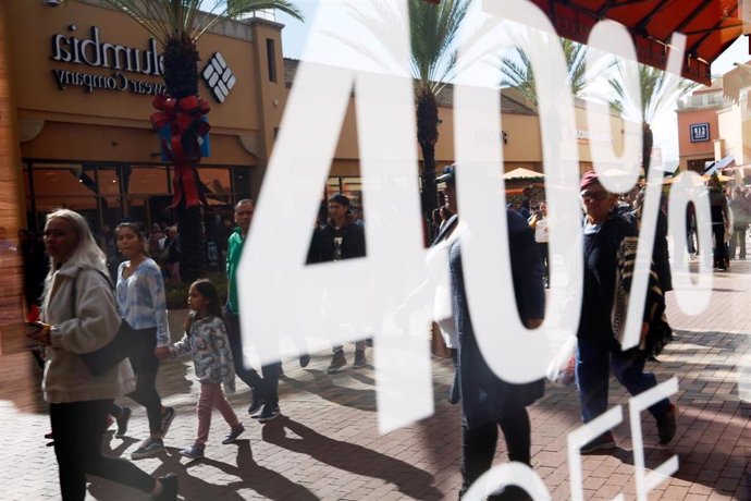 November 29, 2019 - Los Angeles, California, United States: People shop on Black Friday at the Citadel Outlets. (Dania Maxwell / Los Angeles Times/Contacto)