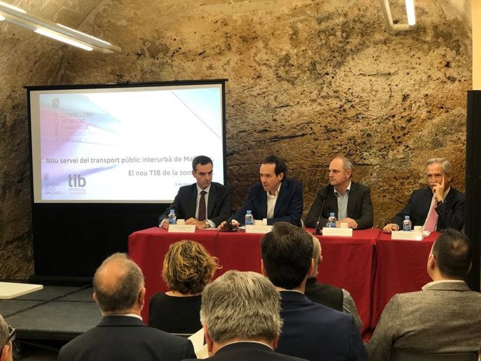 El conseller Marc Pons (segon per l'esquerra) presenta el nou servei de transport públic interurb.