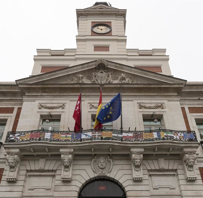 Real Casa de Correos con todas las banderas de las CCAA