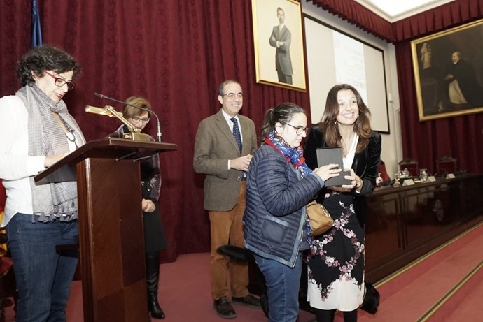 La US reconoce a entidades y personas comprometidas con el voluntariado universitario.