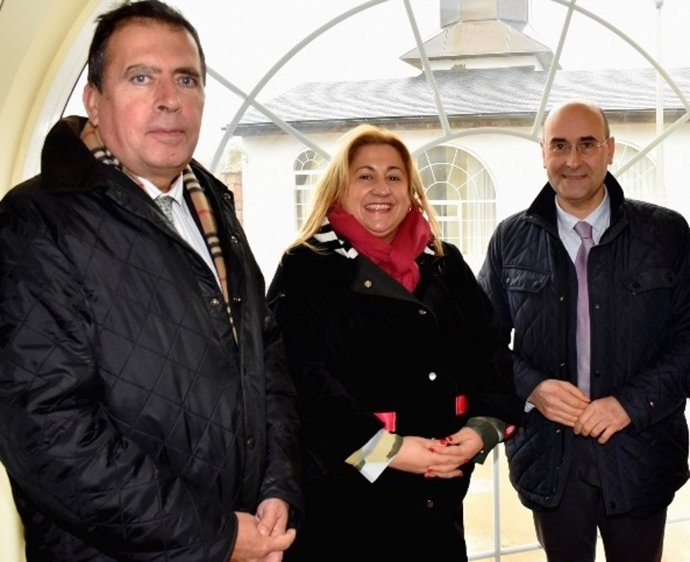 De Izda A Dcha, Javier Barrio, Yolanda De Gregorio Y Jesús Manuel Alonso Visitan La Escuela Hogar.
