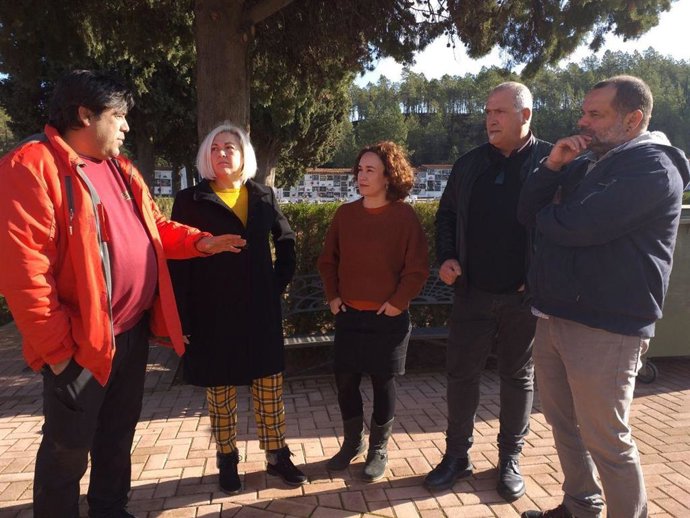 Parlamentario de Adelante Andalucía e IU, en el cementerio de Nerva.