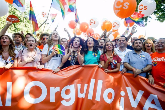 La portavoz de Ciudadanos en el Congreso, Inés Arrimadas, junto otros políticos del partido en la manifestación del Orgullo LGTBI de 2019 en Madrid.