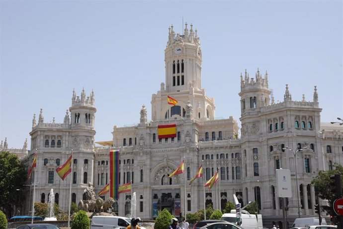 Varias banderas de España en las inmediaciones del Palacio de Cibeles, sede del Ayuntamiento de Madrid, donde propiamente ondean dos banderas de España (una de gran tamaño impuesta por Vox) y la bandera LGTBI en la parte izquierda del edificio.