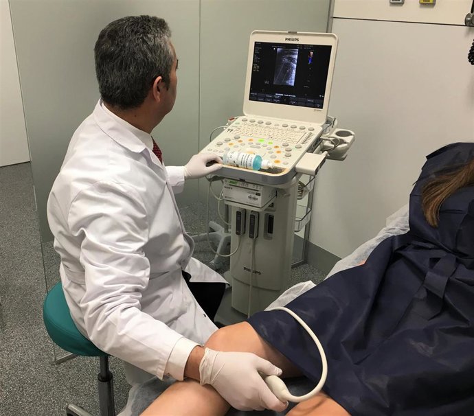 El doctor Manuel Sánchez Maestre realiza una eco-doppler a una paciente