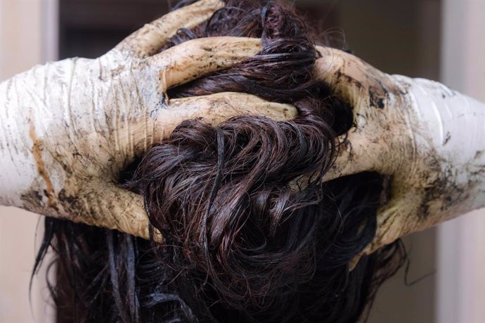 Mujer usando tinte permanente para el cabello.