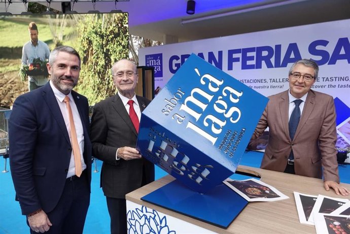 El vicepresidente de la Diputación, Juan Carlos Maldonado, el alcalde de Málaga, Francisco de la Torre, y el presidente de la Diputación, Francisco Salado, en la inauguración de la Gran Feria Sabor a Málaga.