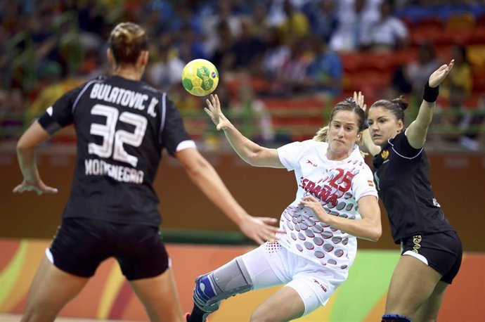 Nerea Pena intenta atacar la defensa de Montenegro en el España-Montenegro del torneo de balonmano femenino de Rio 2016 