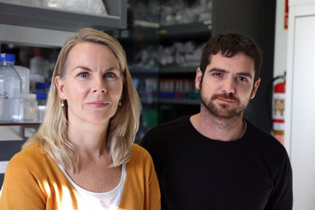 Los investigadores del HUV Veronique Smits e Ignacio Alonso