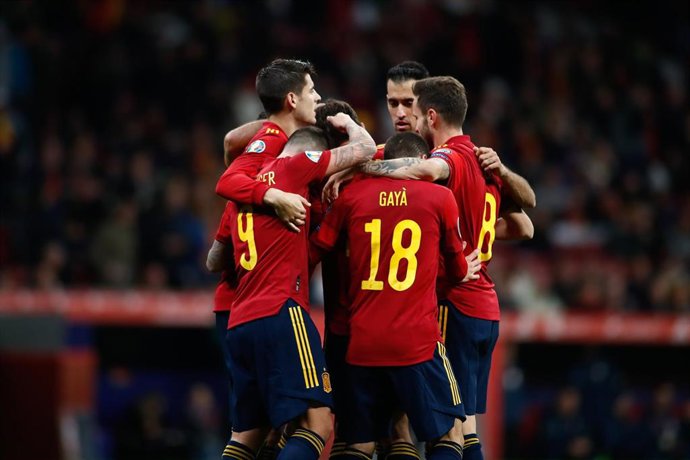 Los jugadores de la selección española celebran un gol.