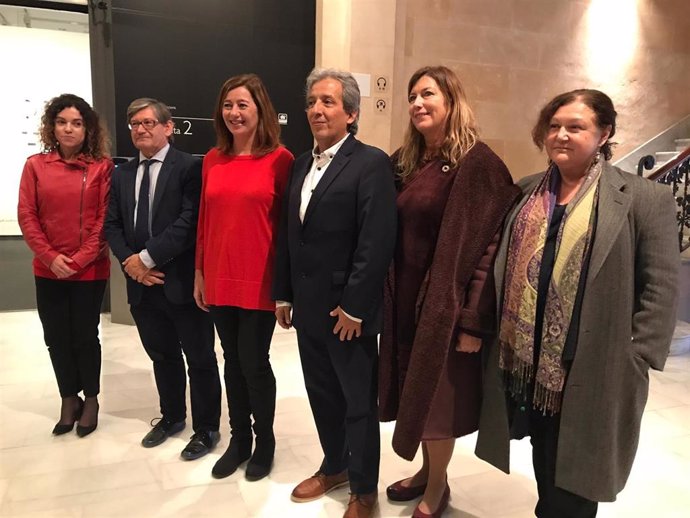 El responsable del programa internacional de Clima i Energia de WWF, Manuel Pulgar, y la presidenta del Govern, Francina Armengol, en el Caixaforum de Palma