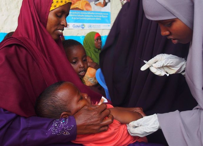 Niño siendo vacunado contra el sarampión en el centro de salud maternoinfantil SOS de Baidoa (Somalia), el 26 de noviembre de 2019.