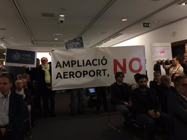 Activistas irrumpen en una conferencia con motivo del COP25 en Palma