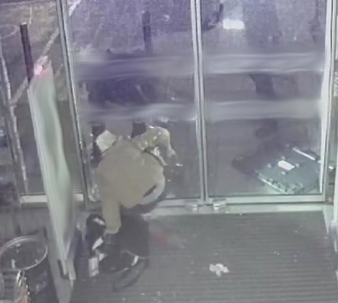 La Policía Nacional detiene a un hombre de 28 años mientras estaba robando en un establecimiento del Polígono de Son Malferit en Palma.