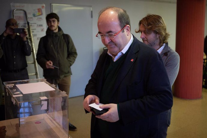 El primer secretario del PSC, Miquel Iceta, vota en la consulta a la militancia del PSOE sobre el acuerdo de Gobierno de coalición con Podemos, en Barcelona (Cataluña) a 23 de noviembre de 2019.