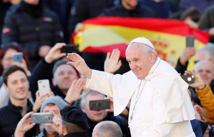 El Papa Francisco llega a una audiencia en la plaza de San Pedro en el Vaticano.