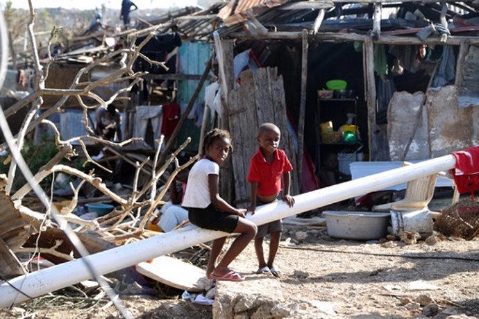 Niños en Haití tras el paso del Huracán Matthew.