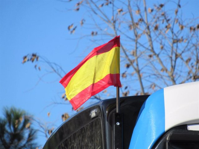 Autobuses de EMT lucen hoy la bandera de España para celebrar el Día de la Constitución