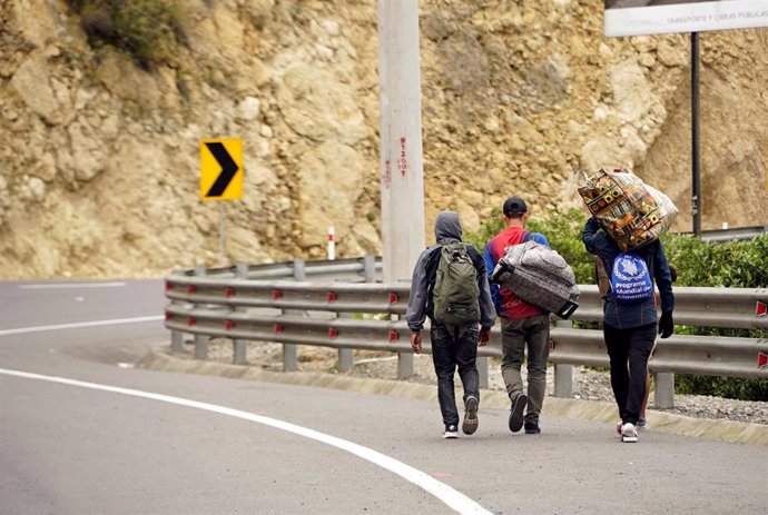 Venezolanos caminan hacia Perú
