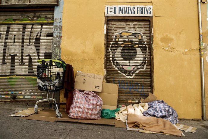 Persona sin hogar durmiendo en la calle