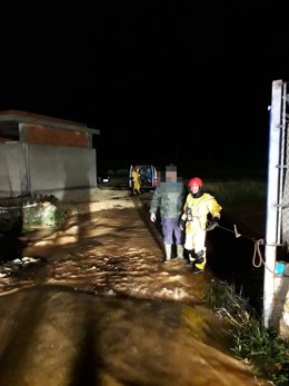 Rescate de bomberos a trabajadores de la construcción