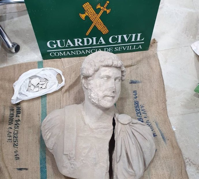 Busto del emperador Adriano del siglo II recuperado por la Guardia Civil en Écija (Sevilla) y expoliado en Santaella (Córdoba)
