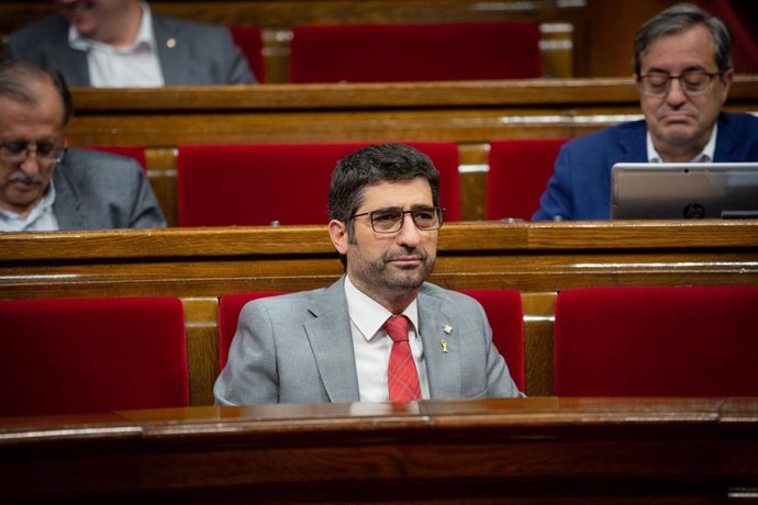 El conseller de Políticas Digitales y Administración Pública, Jordi Puigneró sentado en su escaño en una sesión plenaria en el Parlament de Catalunya, en Barcelona (España), a 23 de octubre de 2019.