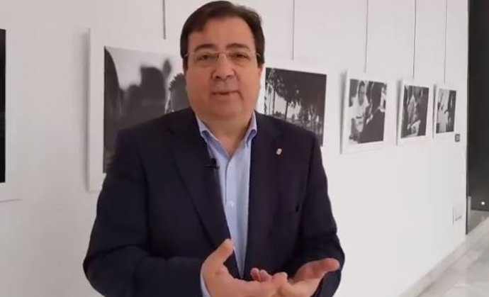 El presidente de la Junta, Guillermo Fernández Vara, en un mensaje del Día de la Constitución
