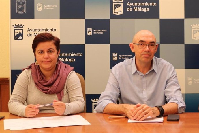La viceportavoz del grupo municipal de Adelante Málaga, Paqui Macías, y el portavoz del mismo, Eduardo Zorrilla.